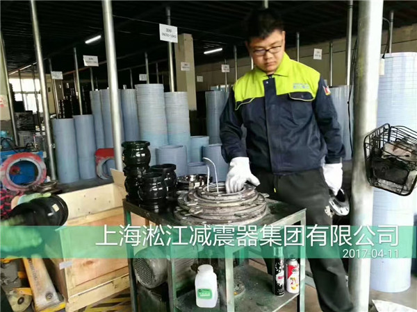 如何避免水击对可曲挠橡胶接头的损害? 橡胶接头安装照片